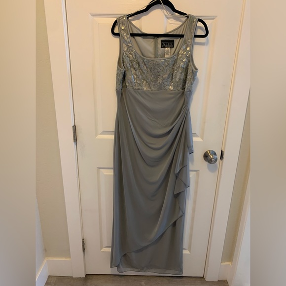 Formal Event or Evening Gown - Picture 2 of 5